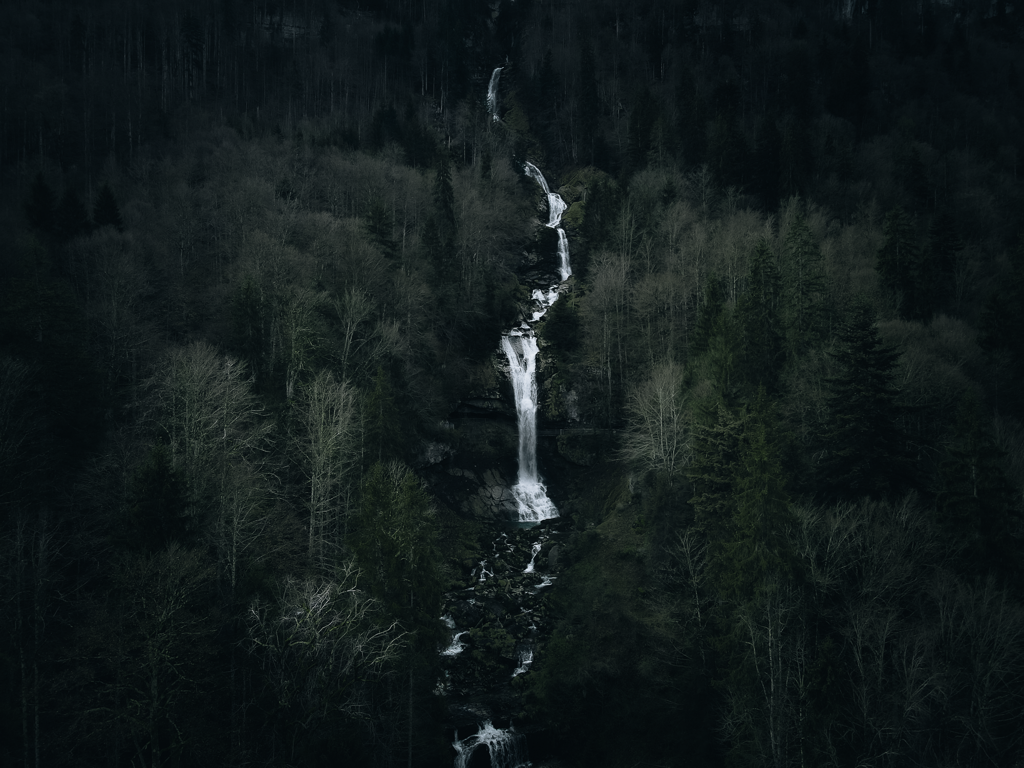 Charger la vidéo : Retrouvez les lieux qui ont inspiré chacune des photographies sous un autre angle grâce au tournage de mini-films.